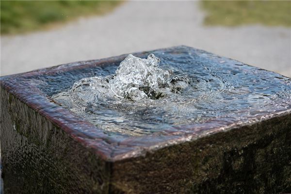 梦见井水：水清为吉；水浑为凶