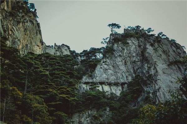 梦见山岩：梦见山岩，自我警醒