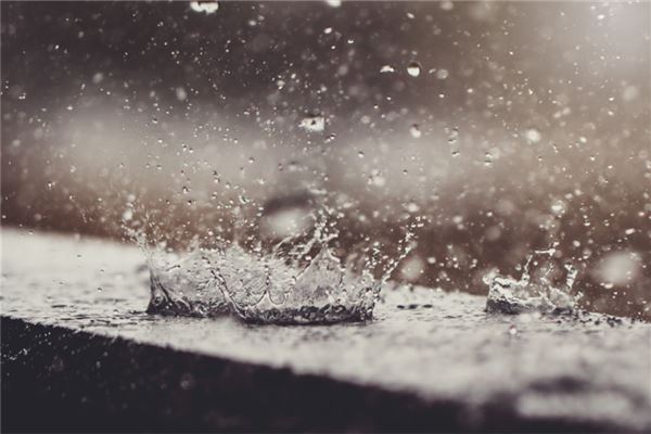 梦见雨：天上下雨身不湿，好运连连挡不住